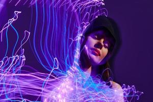 lindo elegante menina néon linhas luz posando estúdio modelo inalterado foto