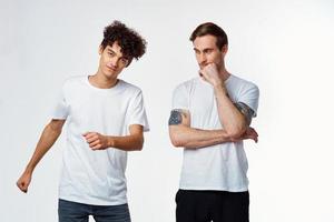 alegre homens dentro branco Camisetas amizade emoções estilo de vida foto