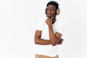 homem do africano aparência dentro fones de ouvido música dentro moderno tecnologia estilo foto