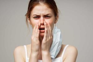 doente mulher médico face mascarar frio luz fundo foto