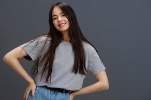 bonita mulher com grandes cabelo dentro uma cinzento camiseta gesticulando com mãos estilo de vida foto