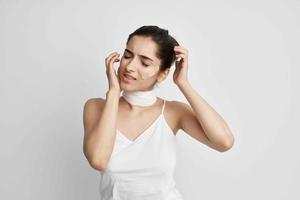 doente mulher fragmento em a face dor depressão isolado fundo foto