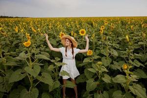 lindo doce menina olhando dentro a girassol campo verão Tempo foto