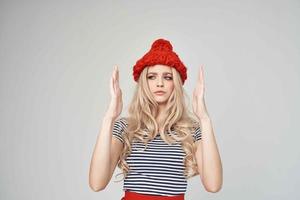 bonita mulher dentro elegante roupas vermelho chapéu luz fundo estilo de vida foto