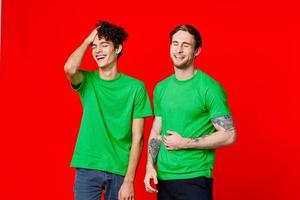 dois amigos dentro verde Camisetas aguarde seus barriga emoções foto
