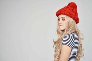 lindo mulher dentro uma listrado camiseta vermelho chapéu cortada Visão glamour foto