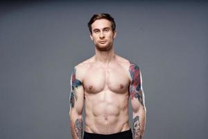 masculino sem camisa musculoso abdômen tatuagem cortada exercite-se Visão foto