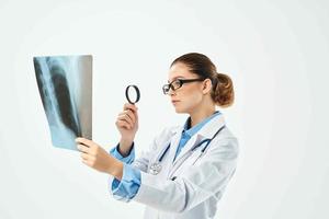 enfermeira examinar raio X hospital profissional foto