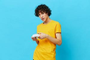 homem amarelo camiseta com controle de video game vídeo jogos tecnologias foto