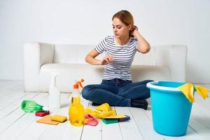 limpeza senhora com balde do lavando suprimentos em a chão interior tarefas domésticas foto