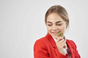 financista dentro uma vermelho Jaqueta ouro moeda bitcoin isolado fundo foto