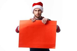 bonito homem dentro uma Natal chapéu com vermelho brincar poster cópia-espaço estúdio foto