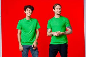 dois alegre amigos dentro verde Camisetas alegria do comunicação foto