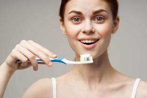 bonita mulher dentro branco camiseta dental higiene saúde Cuidado estúdio estilo de vida foto