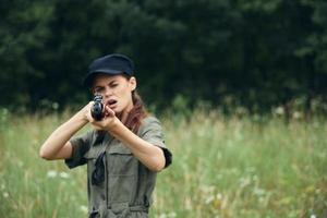 mulher soldado arma dentro mão vista frente Caçando fresco ar foto