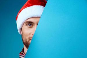 alegre homem dentro uma santa chapéu segurando uma bandeira feriado isolado fundo foto