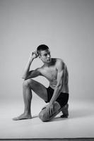 cinzento foto do atleta dentro Preto calcinhas nu tronco fisiculturista ginástica