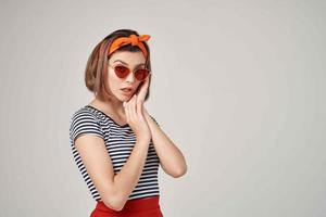 bonita mulher vestindo oculos de sol moderno estilo e verão moda posando foto