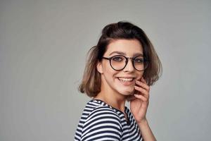 lindo mulher dentro elegante roupas moderno estilo Penteado foto