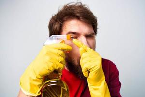 homem dentro amarelo borracha luvas detergente tarefas domésticas Renderização Serviços fechar-se foto