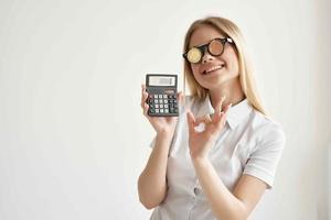 bonita mulher calculadora dentro mão e bitcoin luz fundo foto