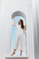 retrato do uma mulher dentro uma branco vestir janela abertura luxo romance foto