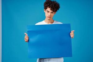 homem com encaracolado cabelo cópia de espaço azul brincar poster foto