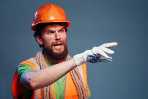 homem trabalhando construção fórum laranja capacete segurança Difícil trabalhos foto