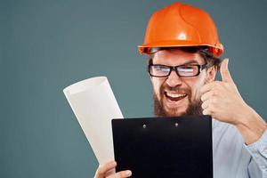 homem dentro óculos com documentos laranja capacete segurança trabalhos construção foto