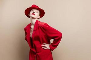 glamouroso mulher dentro uma vermelho chapéu e Jaqueta Maquiagem isolado fundo foto