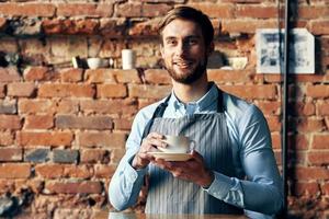 engraçado masculino garçom café copo restaurante serviço profissional foto