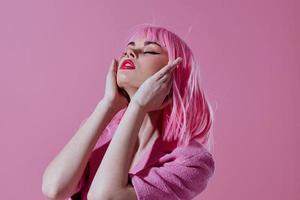 lindo elegante menina moderno estilo Rosa cabelo vermelho lábios moda Rosa fundo inalterado foto