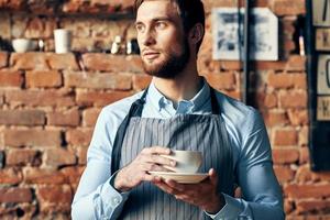 masculino garçom avental café copo trabalhos profissional cafeteria foto