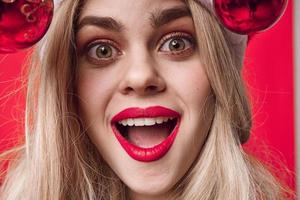 mulher Loiras com vermelho lábios glamour cosméticos Natal fechar-se foto