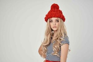lindo mulher dentro uma listrado camiseta vermelho chapéu cortada Visão glamour foto