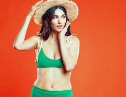 mulher dentro verde roupa de banho exótico verão de praia estação foto