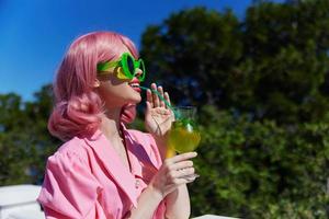 elegante mulher felicidade período de férias ensolarado verão coquetel verão dia foto