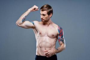 Atlético masculino sem camisa braço músculos muscular fisiculturista ginástica foto