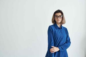 o negócio mulher vestindo óculos azul camisa moda elegante estilo foto