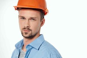 jovem homem com trabalhador capacete foto