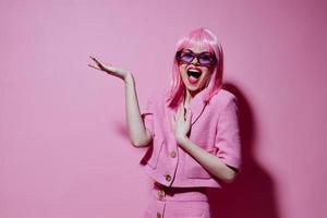 bonita jovem fêmea brilhante Maquiagem Rosa cabelo glamour à moda óculos monocromático tiro inalterado foto