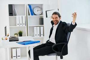 empresários fluxo de trabalho dentro a escritório documentos emoções patrão foto