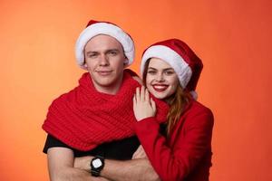 engraçado homem e mulher Natal santa chapéu amizade vermelho fundo foto