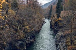 rochoso montanhas rio natureza topo Visão viagem fresco ar foto