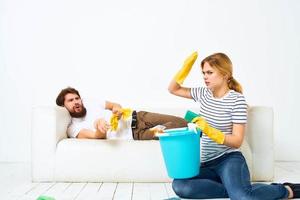 homem e mulher lavando família tarefas estilo de vida suprimentos foto