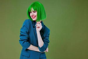 lindo elegante menina vestindo uma verde peruca azul Jaqueta posando estúdio modelo inalterado foto