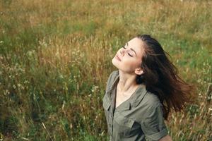 mulher com fechadas olhos olhando acima fresco ar foto