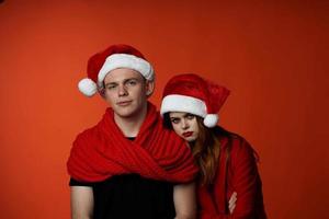 família dentro santa chapéus Diversão Novo ano feriado vermelho fundo foto