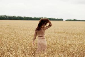 mulher campo indústria cultivo sem fim campo foto