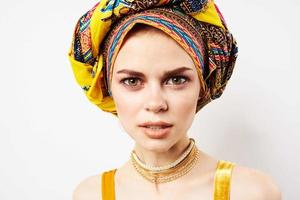 alegre bonita mulher dentro multicolorido turbante africano estilo e moda posando foto
